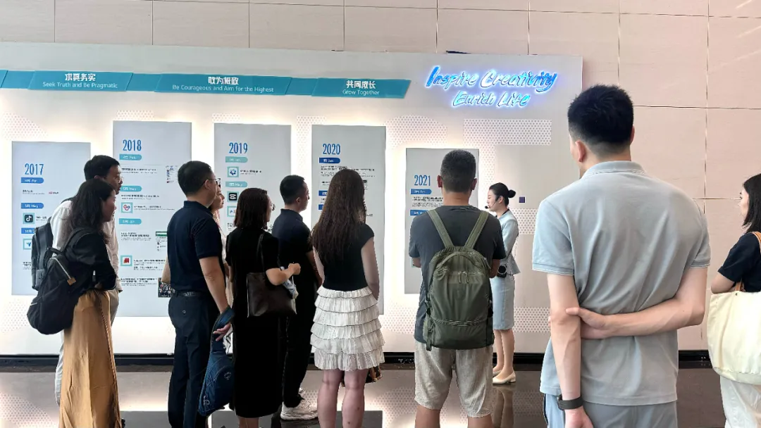 交大校友参观字节跳动企业文化展廊