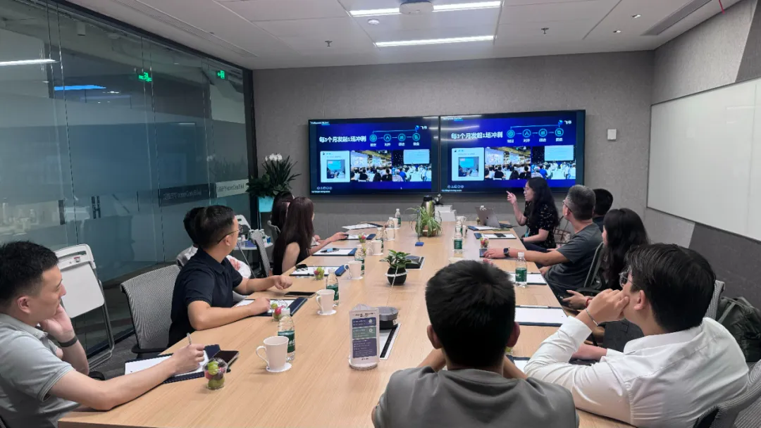 校友们在会议室内聆听飞书主题分享