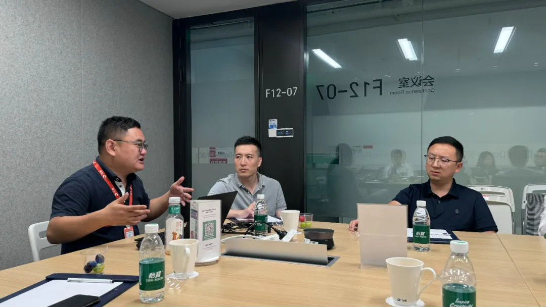 校友们围绕管理效能与工具应用展开讨论